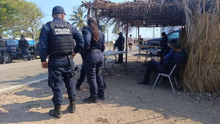 Elementos de seguridad mantienen presencia continua en la playa de Las Cabras para resguardar a asistentes durante las fiestas tradicionales.