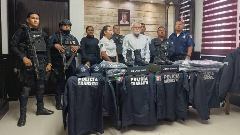 Los elementos recibieron los uniformes de manos del Alcalde de Escuinapa.