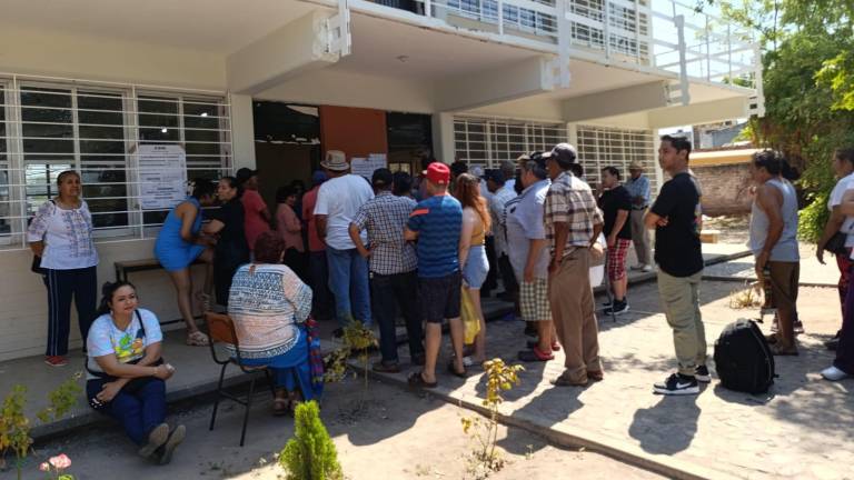 Los votantes esperaron largo rato a esperar a que comenzaran las votaciones en algunas casillas.