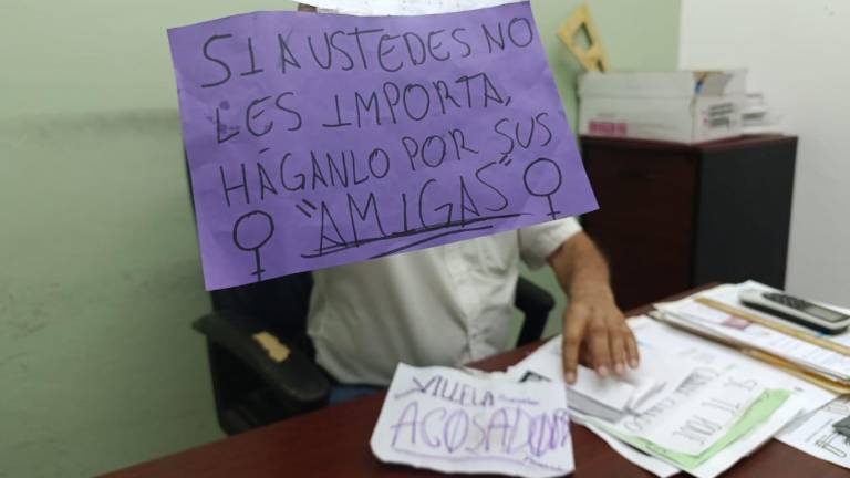 El director Marco Antonio Arias mostró algunas de las pancartas que se recogieron.
