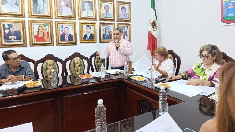Durante sesión de Cabildo, regidores como Teodosio Fausto exigieron respeto a la ley tras evidenciar irregularidades en el nombramiento del Oficial Mayor por parte del Alcalde.