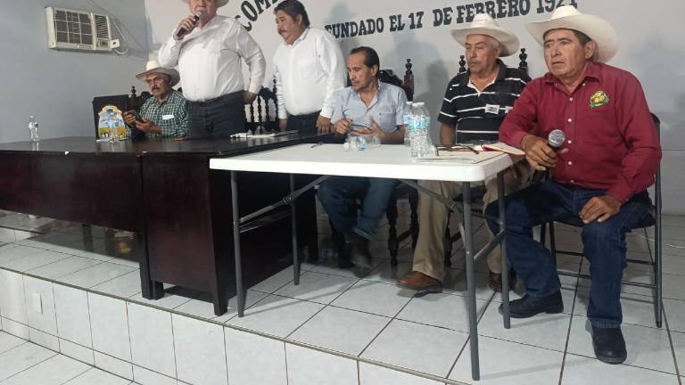 Reunión de ejidatarios con un representante de legisladores para ver la falta de indemnización de los canales de riego.