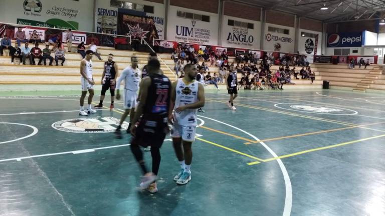 Piratas Basketball queda con marca de 5-5.
