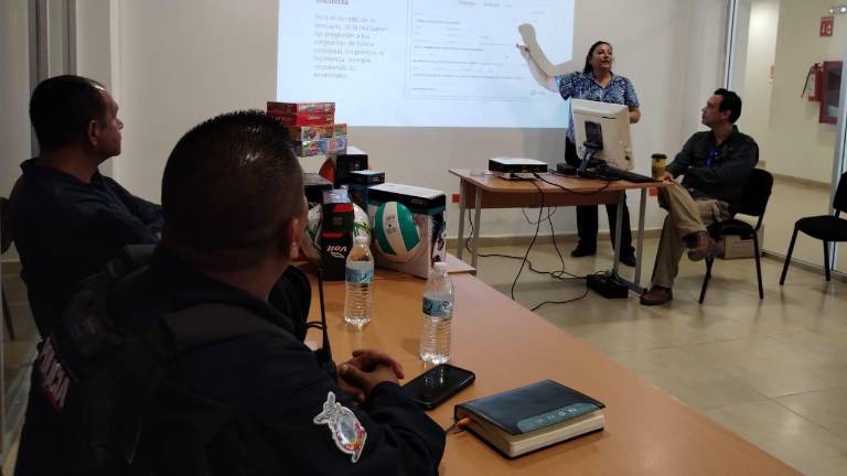 Autoridades municipales y personal de Seguridad Pública recibieron una capacitación sobre el proceso de canje de armas.