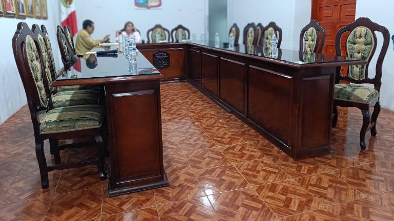 Aunque fue convocada a las 8 de la mañana, a las 9:00 horas solo estaban la Síndica Procuradora y dos regidores esperando la sesión de Cabildo en Escuinapa.