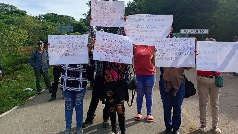 Vecinos de la sierra de Rosario bloquean carretera en demanda de atención de las autoridades.