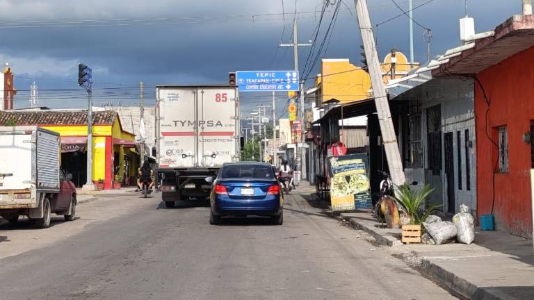 Un poste con cables de alta tensión está por caerse en Escuinapa.