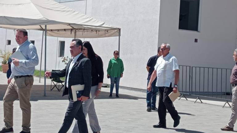Personal de la UAS abandona el juzgado al que debió presentarse Robespierre Lizárraga Otero.