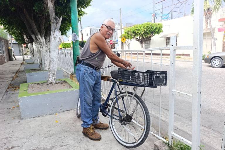En Escuinapa, Víctor Manuel es el primero en la fila para emitir su voto en la elección judicial