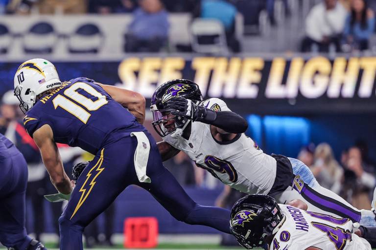 Ravens doblega a Chargers en MNF, en duelo fraternal entre los Harbaugh