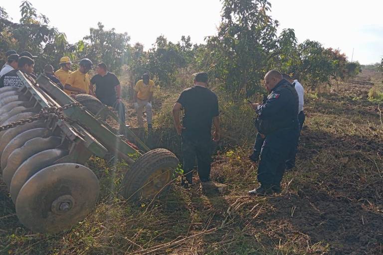 Hombre cae a noria con un tractor y fallece, en Escuinapa