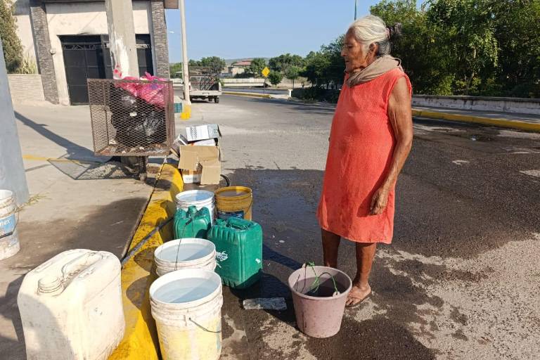 Usa doña Socorro una manguera para abastecer de agua su domicilio