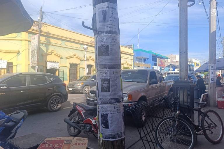 Madres buscadoras pegan carteles en Escuinapa en busca de encontrar a sus hijos