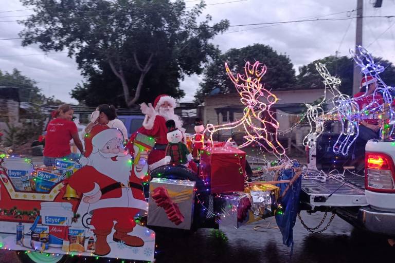 Bajo la lluvia, realizan desfile navideño en Escuinapa