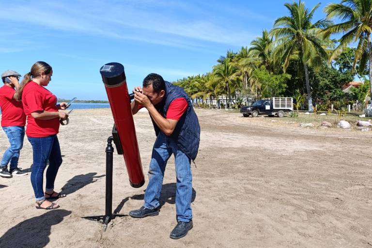 Listos en Punta de Granos, Teacapán, para disfrutar el eclipse