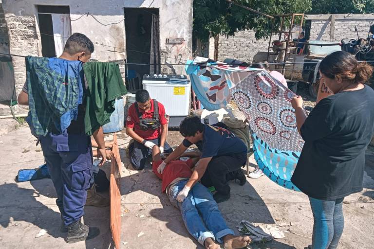 Un hombre resulta lesionado en Escuinapa al caer del techo de una casa