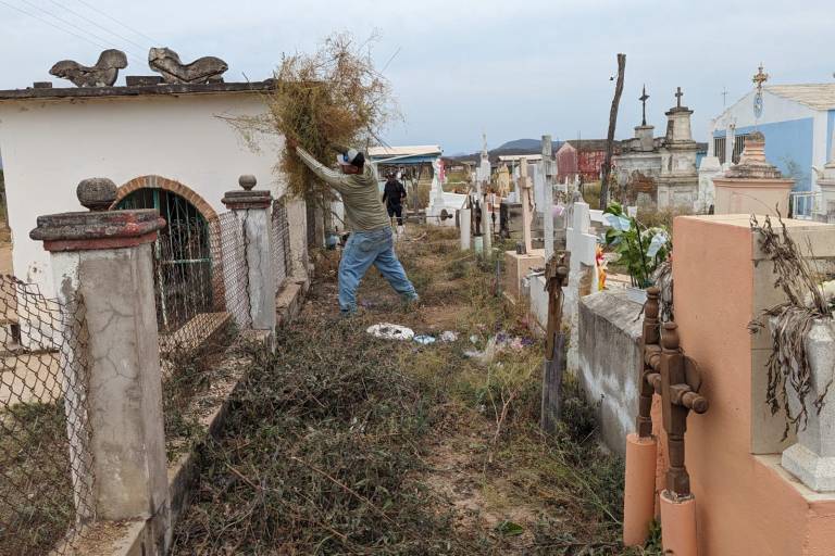 Limpian de panteones de Rosario previo al Día de las Madres