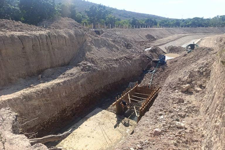 Canales de riego de la presa Santa María llevan un avance del 98%