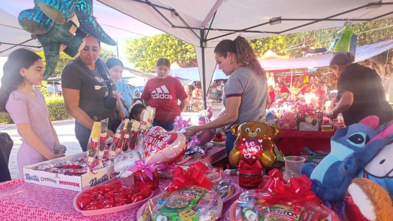Las flores, tazas y peluches son algunos de los regalos más demandados para el Día del Amor y la Amistad en Escuinapa.