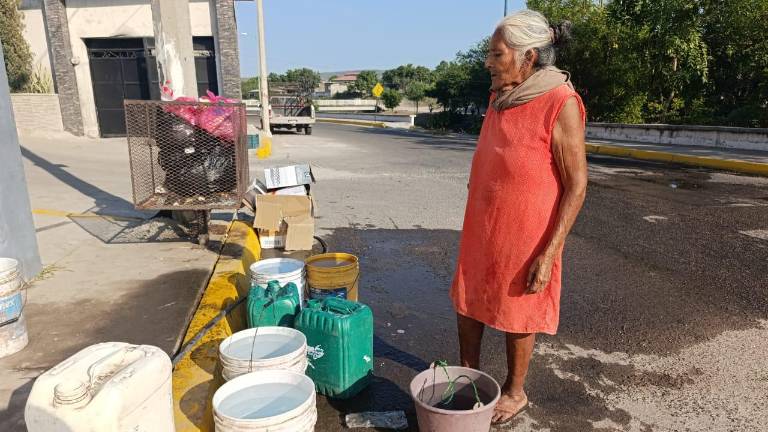 La manguera debería abastecer su casa, sin embargo la presión no es suficiente.