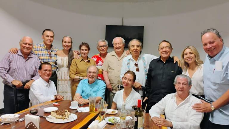 El maestro Gordon Campbell celebra junto a amigos su cumpleaños número 80.