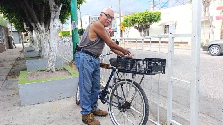 El señor Víctor Manuel Zerón Tecua llega a la primaria J. Natividad Toledo, en Escuinapa, para votar temprano.