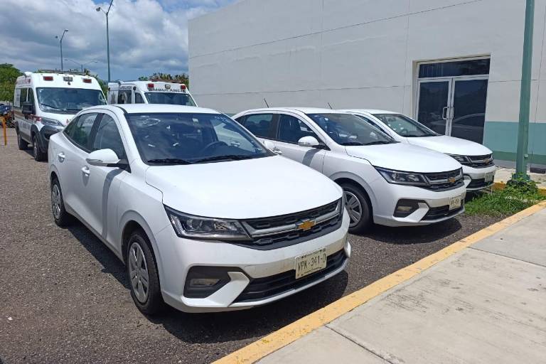 Autos sin utilizar tienen dos meses en estacionamiento del IMSS Bienestar, en Escuinapa
