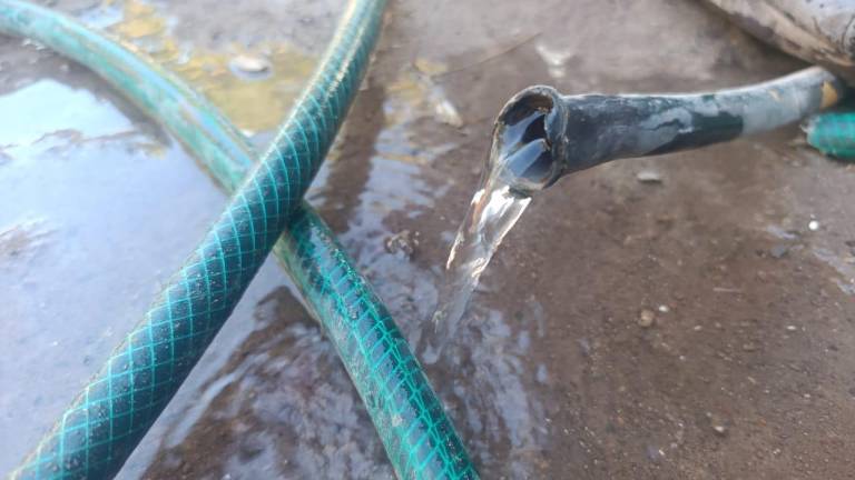 En Escuinapa están resolviendo algunas fallas en el suministro de agua para que más casas tengan abasto.