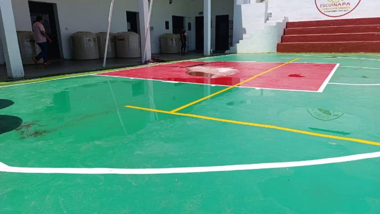 La cancha de basquetbol del Palacio Municipal registra deterioro tras las primeras lluvias.