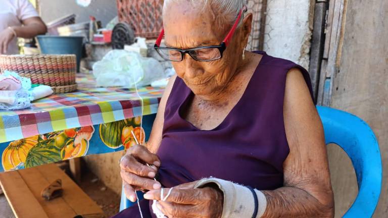 Mamá Chema, entre servilletas y recuerdos, guarda viva la memoria de su familia y de una sierra marcada por el dolor.