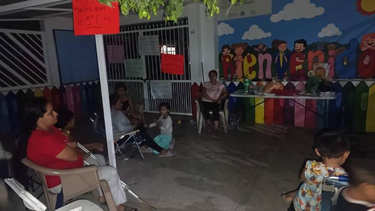 El plantón en el Jardín de Niños Antonio Aguirre Aguirre se mantiene las 24 horas.