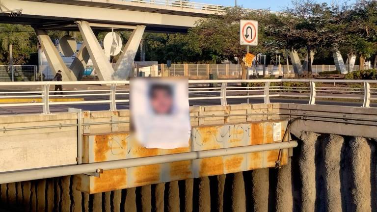 Al menos dos mantas con el mismo mensaje fueron dejadas este domingo colgadas en puentes de Culiacán.