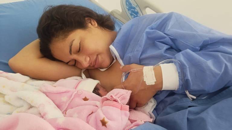 Ainara de inmediato fue amamantada por su madre Ashley Galilea.
