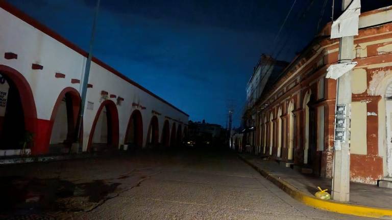 Una línea de alta tensión caída en la colonia Pueblo Nuevo dejó sin luz a cientos de familias en Escuinapa.