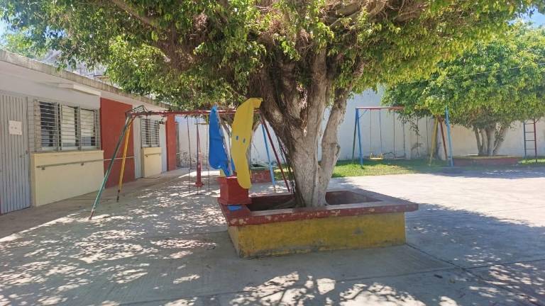 El plantel del Centro de Atención Múltiple 9 de Escuinapa ha estado sin actividades durante ocho días debido al corte de la luz.
