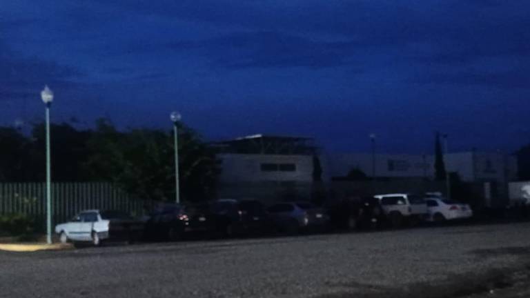 El Hospital IMSS Bienestar de Escuinapa está sin energía eléctrica tras afectaciones por un rayo.