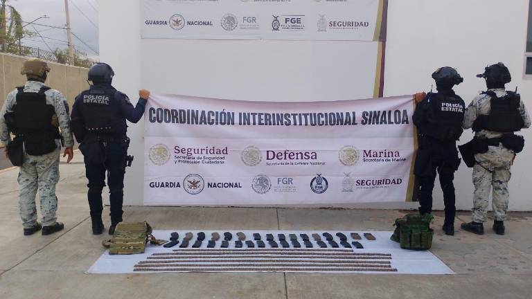 Elementos de la PEP y la GN aseguraron arsenal y vehículos tras operativo en la zona norte de Culiacán.