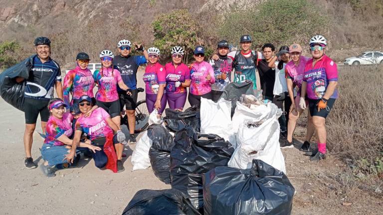 Fridas en Bici y alumnos del CBTis 51 recogen una gran cantidad de basura.