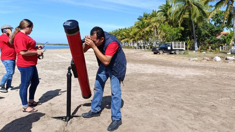 En el lugar hay habilitados telescopios para la observación del eclipse.
