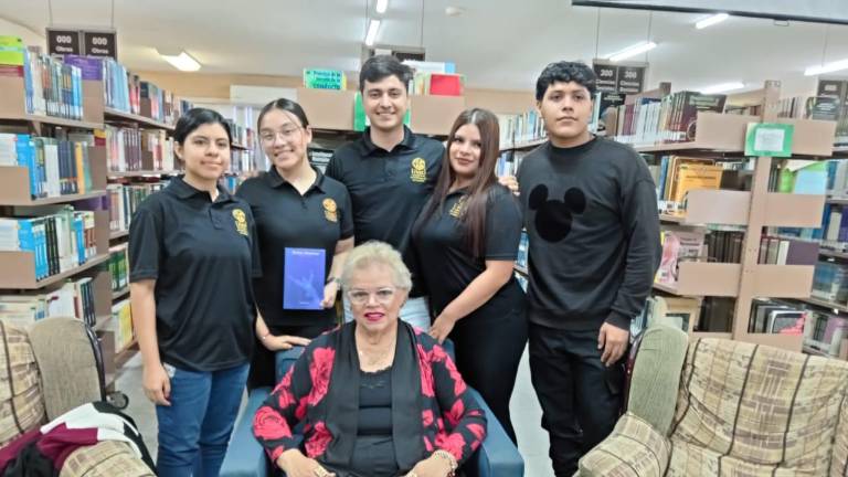 Julieta Montero junto a los estudiantes.