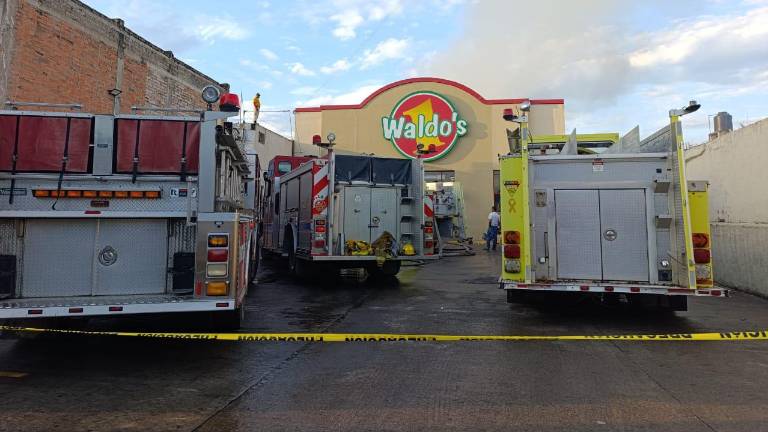 Una tienda de autoservicio se incendió en el Centro de Escuinapa.