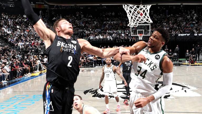 Blake Griffin busca los puntos ante la marca de Giannis Antetokounmpo.