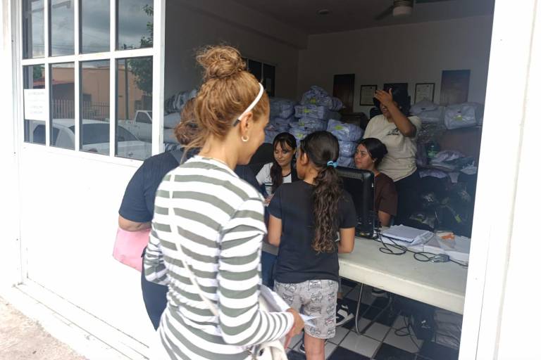 Arranca canje de uniformes y útiles escolares gratuitos en Escuinapa sin aglomeraciones