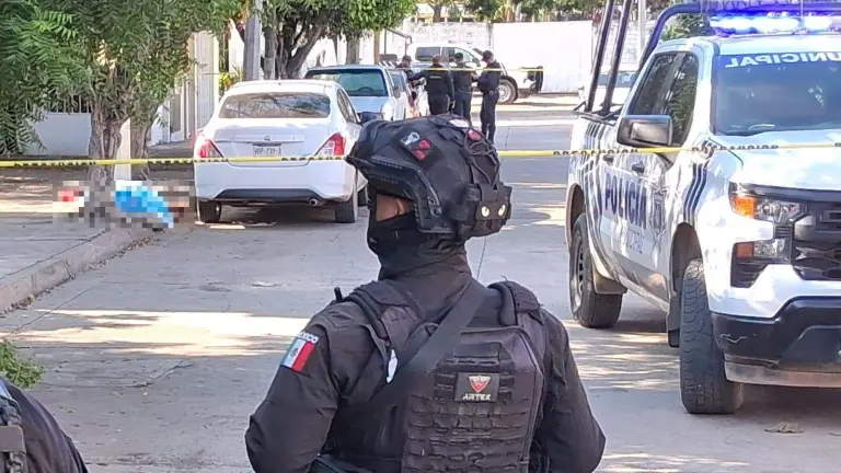 Policía resguarda la escena donde un hombre fue acribillado en Infonavit Playas.