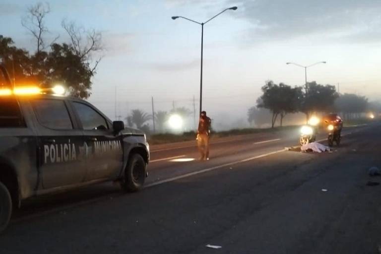 Vehículo arrolla a pareja en moto en Mazatlán; muere mujer