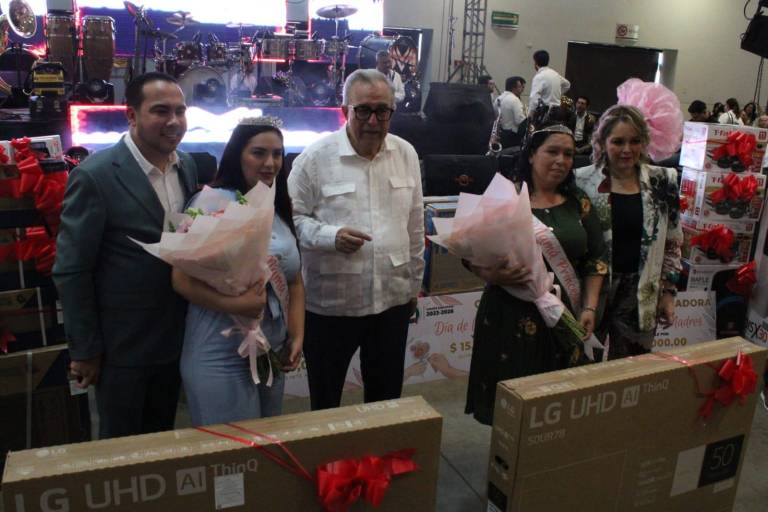 Madres del STASE festejan su día con banda, desayuno y regalos