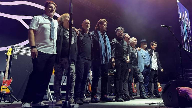 Aleks Syntek junto a Alan Parsons en su concierto en la Arena CDMX.
