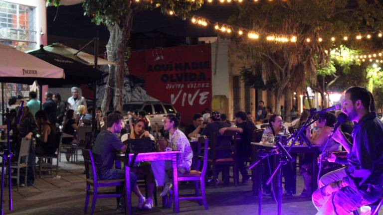 Algunos locales cuentan con música en vivo.