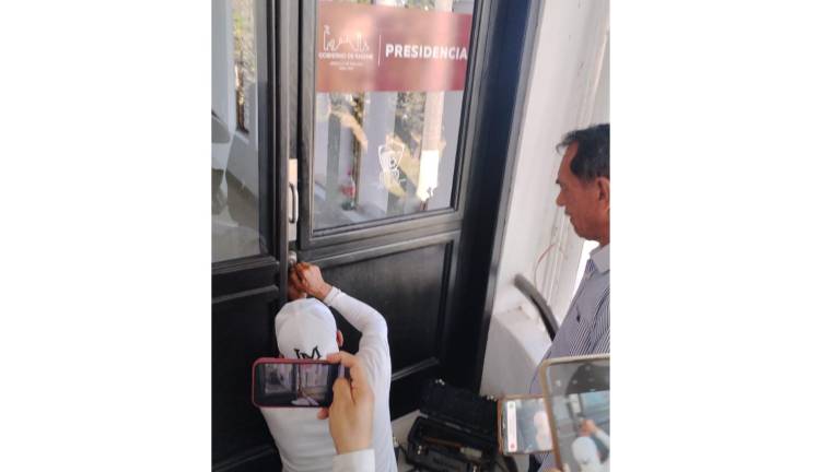 Un cerrajero abrió las instalaciones del Ayuntamiento de Ahome para darle paso a Antonio Menéndez, el nuevo Alcalde sustituto.