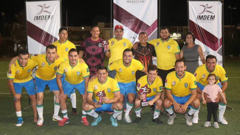Manekes FC celebra su título.